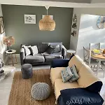 Charm ,3 Bedrooms , 4 Beds,2 Bathrooms *