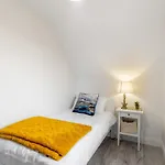 Charm ,3 Bedrooms , 4 Beds,2 Bathrooms *