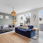Charm ,3 Bedrooms , 4 Beds,2 Bathrooms