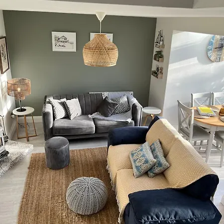 Charm ,3 Bedrooms , 4 Beds,2 Bathrooms *