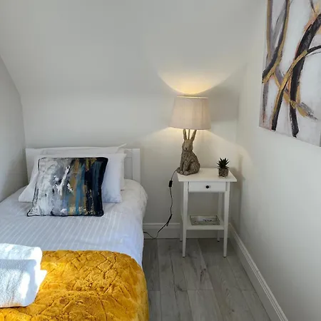 Charm ,3 Bedrooms , 4 Beds,2 Bathrooms Nyaraló *