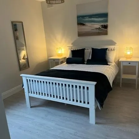 Charm ,3 Bedrooms , 4 Beds,2 Bathrooms *