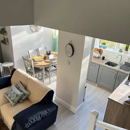 Charm ,3 Bedrooms , 4 Beds,2 Bathrooms
