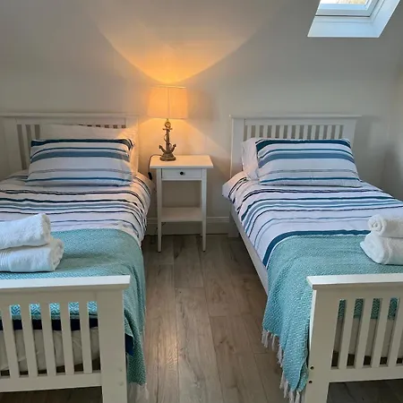 Charm ,3 Bedrooms , 4 Beds,2 Bathrooms Nyaraló