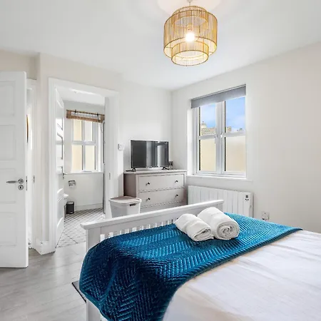 Charm ,3 Bedrooms , 4 Beds,2 Bathrooms * 克利夫登