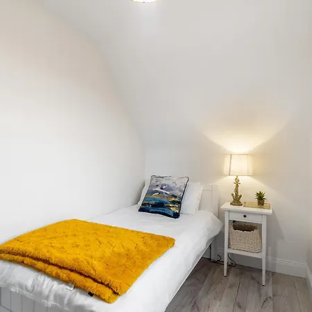 Charm ,3 Bedrooms , 4 Beds,2 Bathrooms *