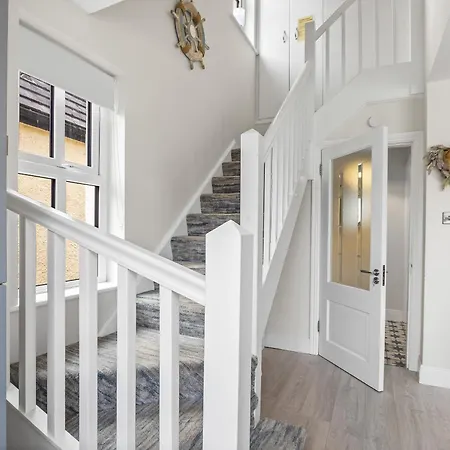 Charm ,3 Bedrooms , 4 Beds,2 Bathrooms Nyaraló *