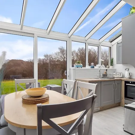 Nyaraló Charm ,3 Bedrooms , 4 Beds,2 Bathrooms Clifden