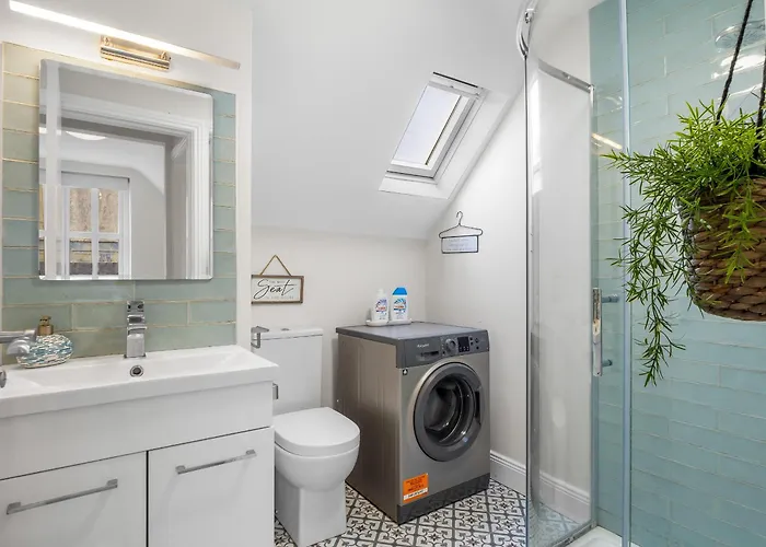 Charm ,3 Bedrooms , 4 Beds,2 Bathrooms *