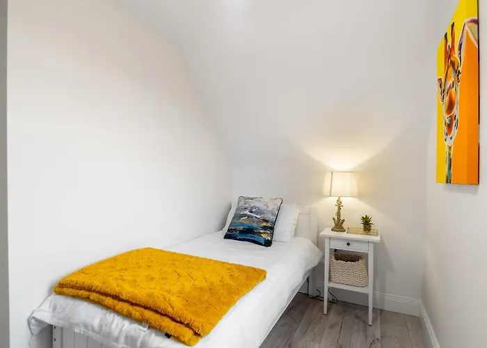 Charm ,3 Bedrooms , 4 Beds,2 Bathrooms *