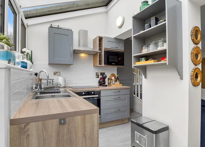 Charm ,3 Bedrooms , 4 Beds,2 Bathrooms *